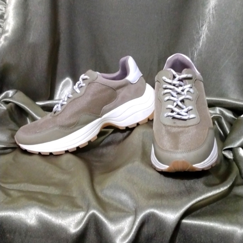 Jojo Sneakers 6.5